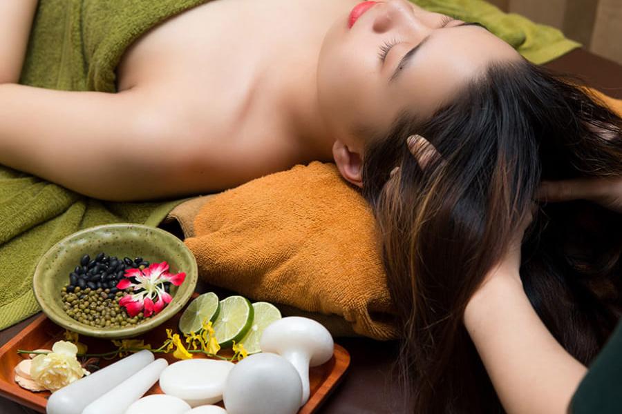 Hình ảnh chuyên viên massage bấm huyệt đầu
