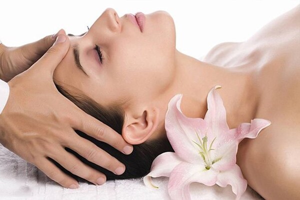 Hình ảnh kỹ thuật viên massage chuyên nghiệp
