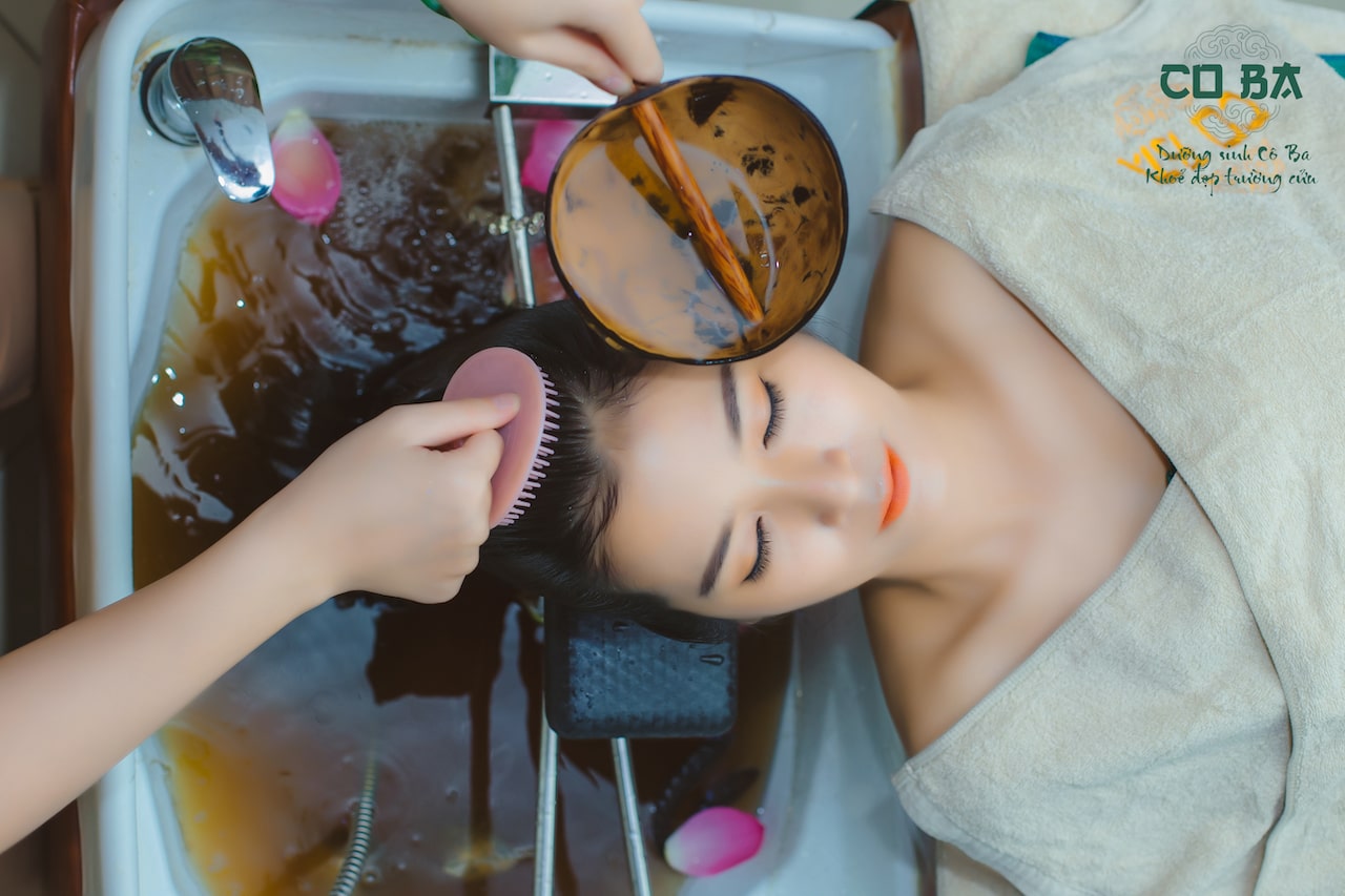 Hình ảnh gội đầu dưỡng sinh cho người cao tuổi