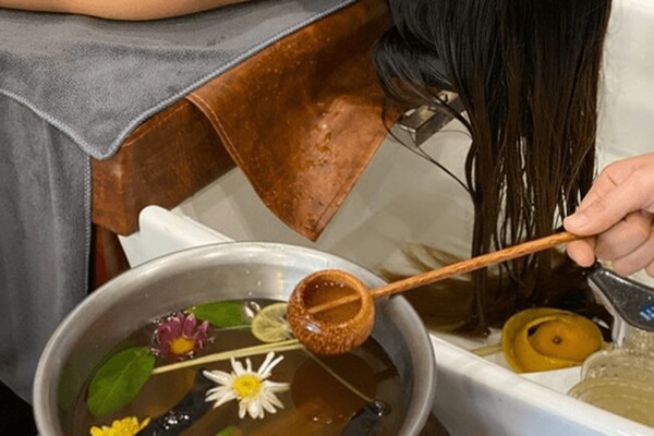 Hình ảnh gội đầu dưỡng sinh trong ánh sáng dịu nhẹ