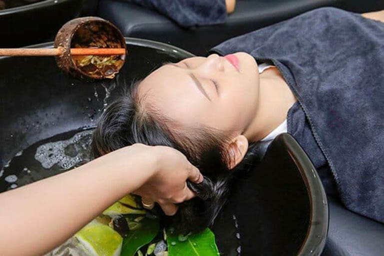 Hình ảnh gội đầu dưỡng sinh với đá nóng