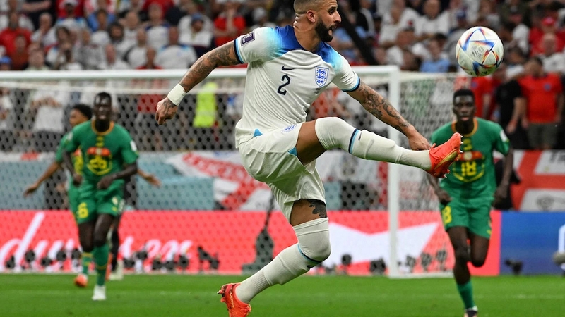 Hậu vệ cánh tham gia hỗ trợ tấn công biên