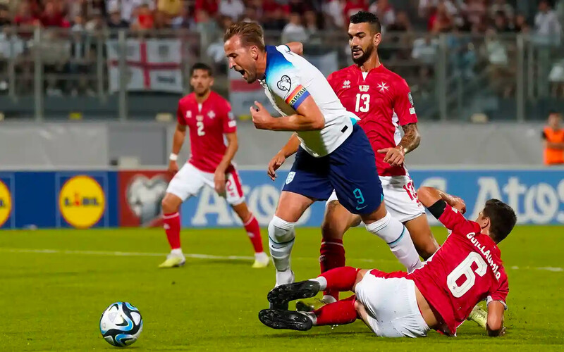 Tiền đạo tham gia pressing