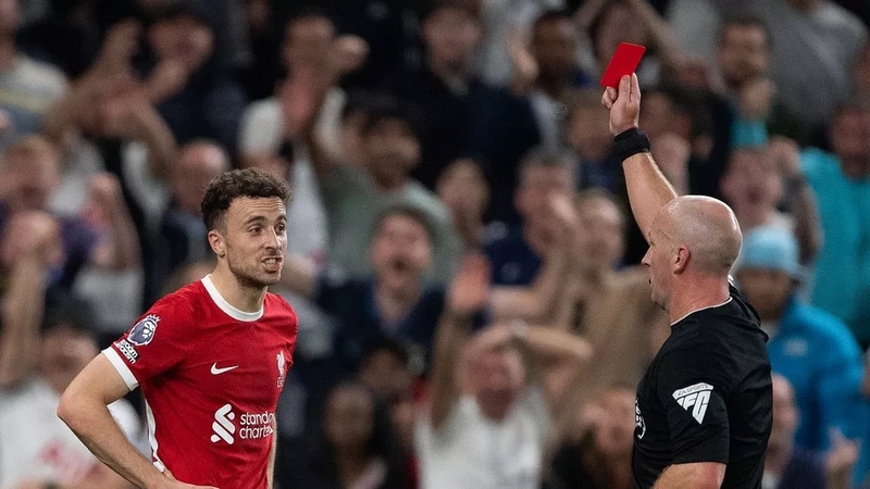 Thẻ đỏ trong bóng đá là gì? Hậu quả của việc nhận thẻ đỏ